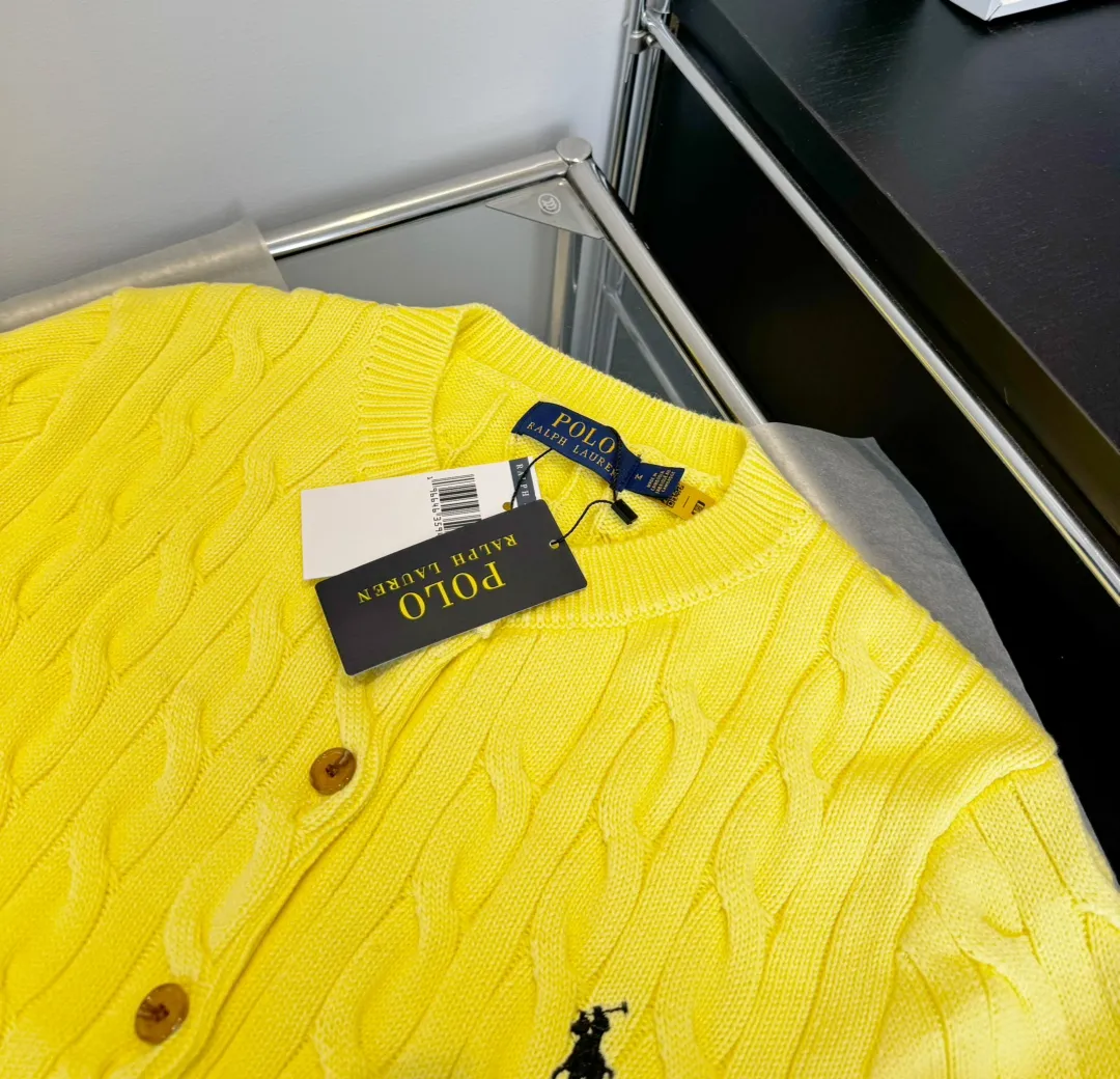 🅿️240 Style number: L05 (lemon yellow) Ralph Lauren RL classic war horse logo embroidery on the chest cable pattern twist button round neck long sleeves buttoned knitted sweater cardigan jacket Color: SIZE: XS S M L Size reference # Length Bust Shoulder width 64 52 45 I will always love sweet girls. The soft and glutinous🧶🫶 style is a very classic cable sweater. It has an American retro college style. It feels very comfortable. It is a must-have item for spring, autumn and winter wardrobes. It also looks good when layered as an inner layer in cold weather. High-density LOGO embroidery on the chest, and original customization of tag accessories. Made of pure cotton yarn 🧶 blended with wool, pure cotton is skin-friendly and comfortable, small label war horse embroidered twist turtleneck sweater 🐎 high quality. Follow the blogger to learn how to wear it! Let’s get a Ralph Lauren cable sweater. It’s a super hard-to-find series after it became popular. It’s hard to find one on the official website. It’s simple and practical to wear, with a lazy and loose feel. The thickened fabric has a more texture, soft and delicate feel, and a loose fit. Whether worn alone or layered, you can wear different styles of fashion with just one piece. ⚠️Contains wool products🦙 Pay attention to the washing method to avoid shrinkage